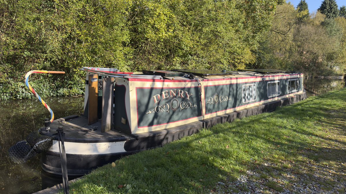 foxy2856's tweet photo. Ended up having to take all my solar panels off and with the help from another boater we’ve made it through!!! Now to get water and a photo in the basin. #Boatsthattweet #SilverPropellerChallenge @IWA_UK https://t.co/BZYVb3E5xd
