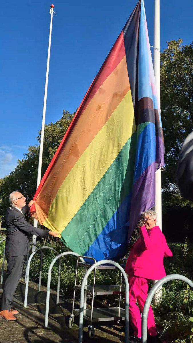 In vrijheid kunnen zijn wie je bent en houden van je wilt. Het is nog steeds niet vanzelfsprekend, maar zou dat wel moeten zijn. Daarom hijsen we vandaag in Woerden op #ComingOutDay de vlag, om te laten zien dat iedereen open mag zijn over wie ze zijn.