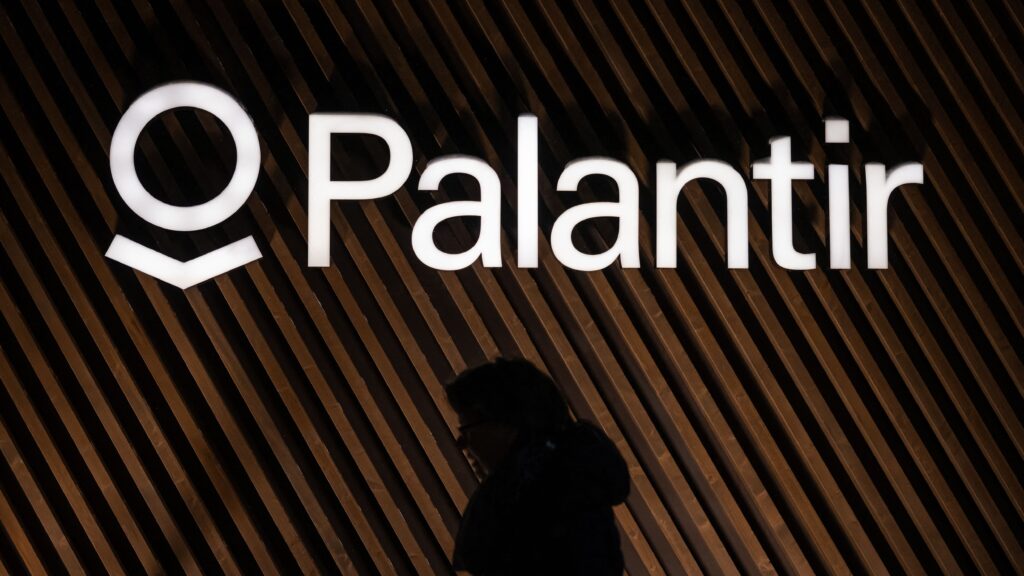 oguzerkan's tweet photo. 1/ $PLTR is one of the most important companies in the world. 

It has potential to become $1 trillion company yet the current stock price is a bit elevated.

Here is everything you need to know about $PLTR, business, investment thesis, financials, everything.

(Thread🧵) https://t.co/1E954pEVet