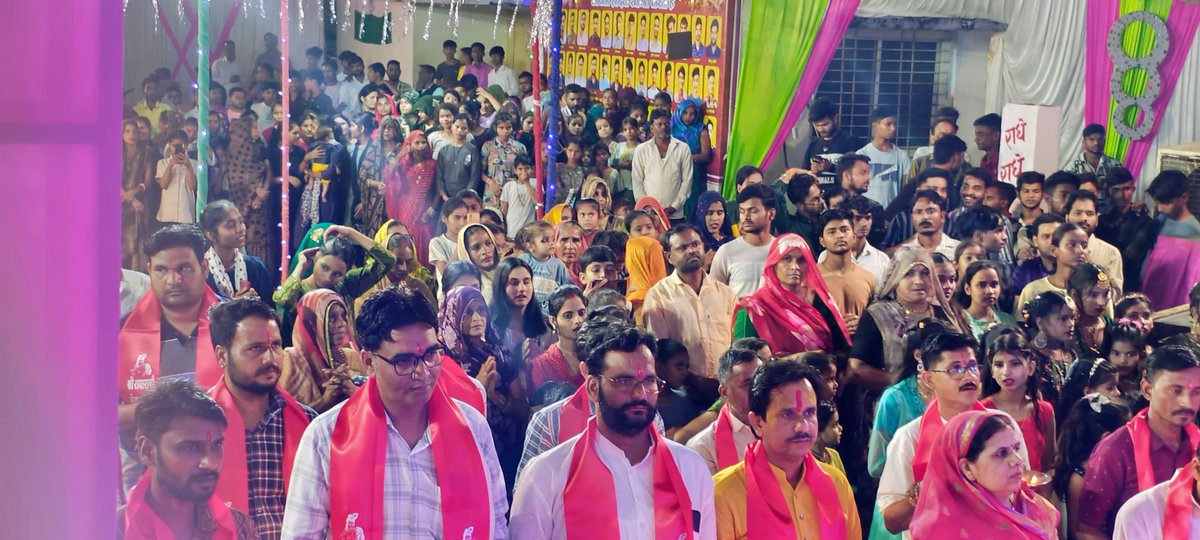 श्री राधारानी सेवा समिती बड़ौदा  के द्वरा लगाए गए माता रानी के दरबार में महा आरती करने का अवसर प्राप्त हुआ कमेटी के सभी समानीय सदस्यों द्वारा किए गए स्वागत सम्मान के लिए आप सभी का बहुत-बहुत धन्यवाद आभार 
🙏🚩जय माता दी🚩🙏
#NavratriaFestival
