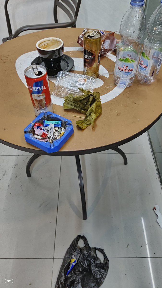mbok yang ngopa ngopi di teras minimarket itu sampahnya dibuang dulu di tempat sampah, baru pergi.
tempat sampahnya sudah disediain kok.
ke parkiran juga ngelewatin tempat sampah.
jan mentale wongwongan ki 👎🏻