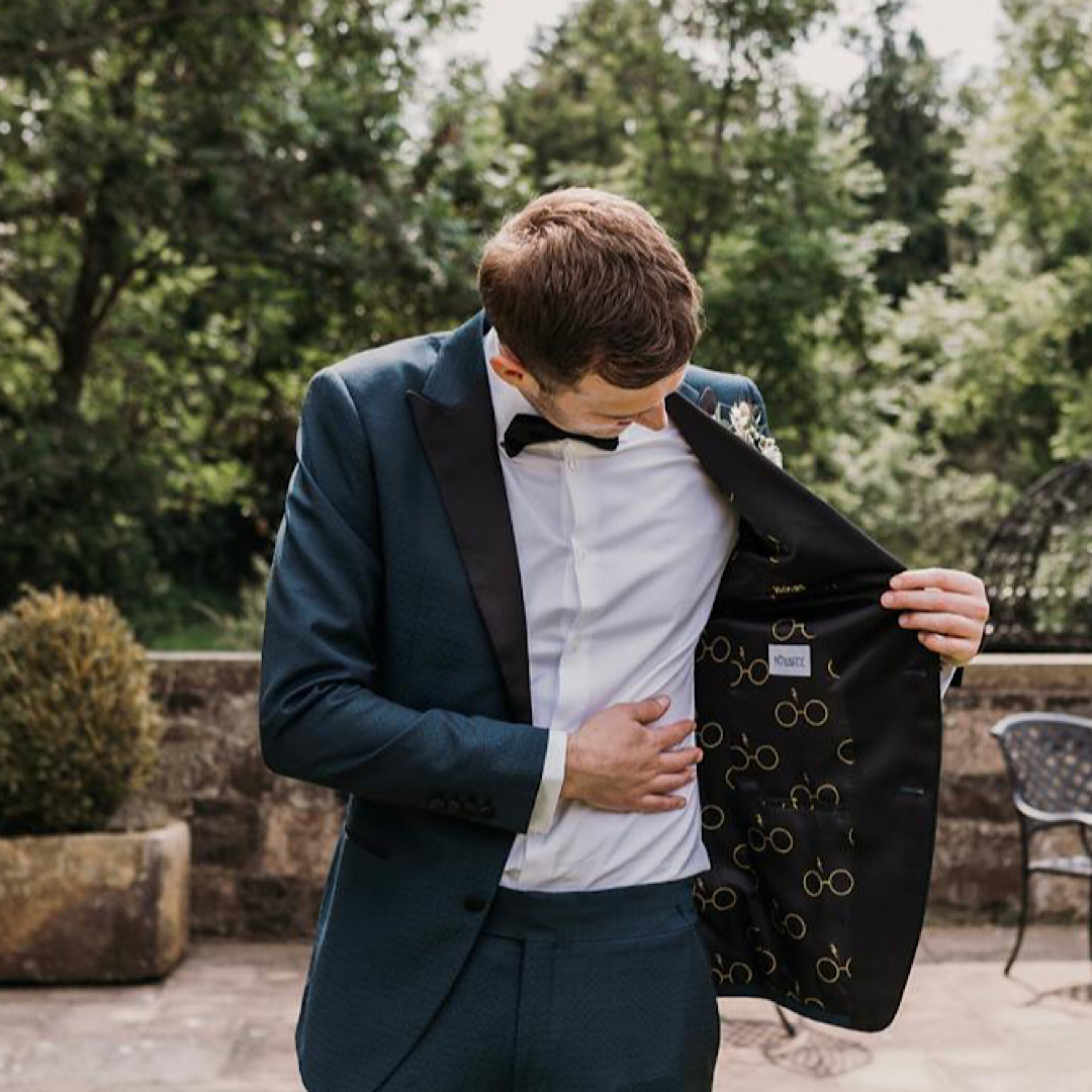 SeebROYALTY's tweet image. ✨ Bringing a vision to life is the magic of custom tailoring. 

For this groom, a Harry Potter fan, we created a lining with the iconic glasses &amp;amp; lightning bolt. 

Custom designs let you add a personal touch to your special day! 🧥⚡ 
#BespokeTailoring #CustomLining #HarryPotter