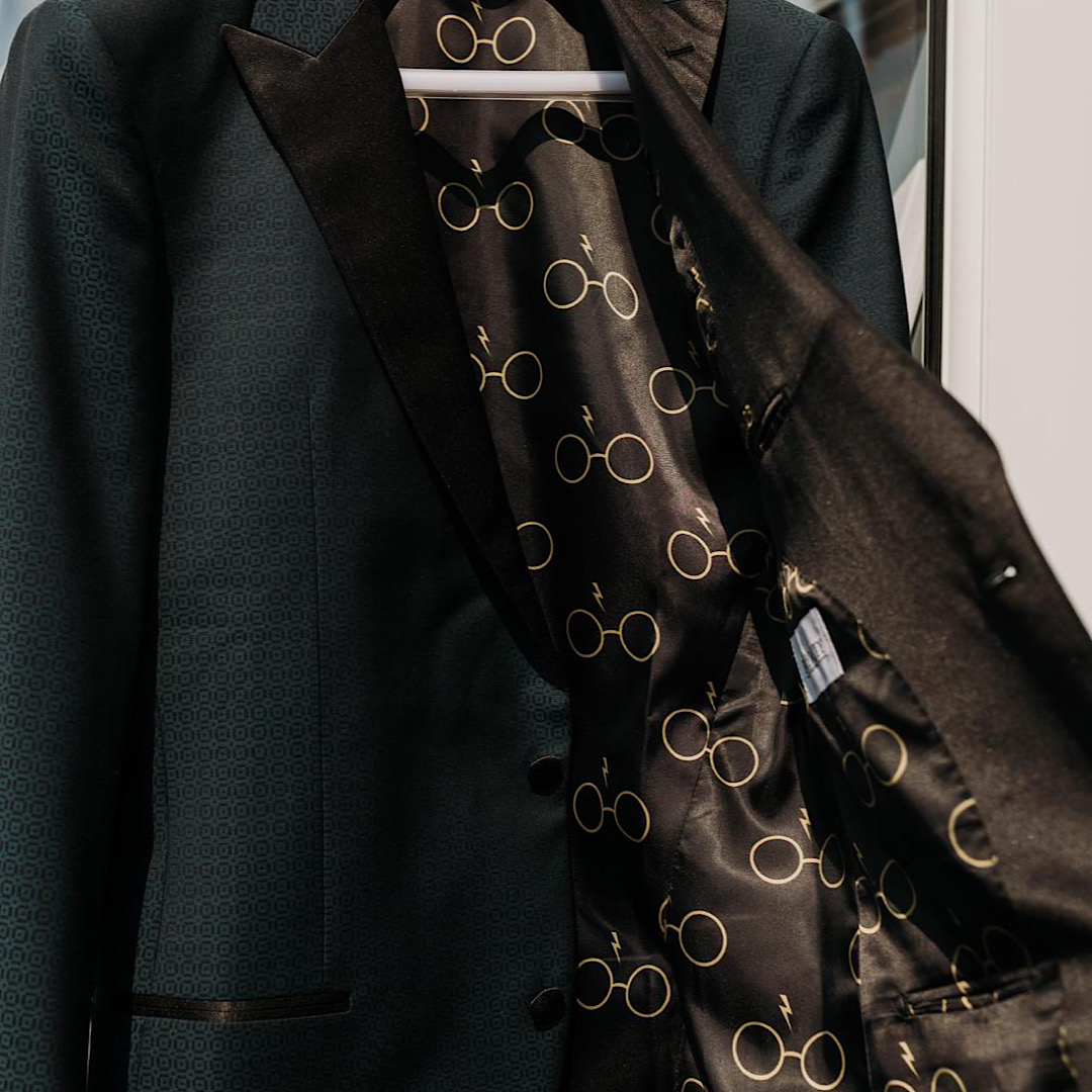 SeebROYALTY's tweet image. ✨ Bringing a vision to life is the magic of custom tailoring. 

For this groom, a Harry Potter fan, we created a lining with the iconic glasses &amp;amp; lightning bolt. 

Custom designs let you add a personal touch to your special day! 🧥⚡ 
#BespokeTailoring #CustomLining #HarryPotter