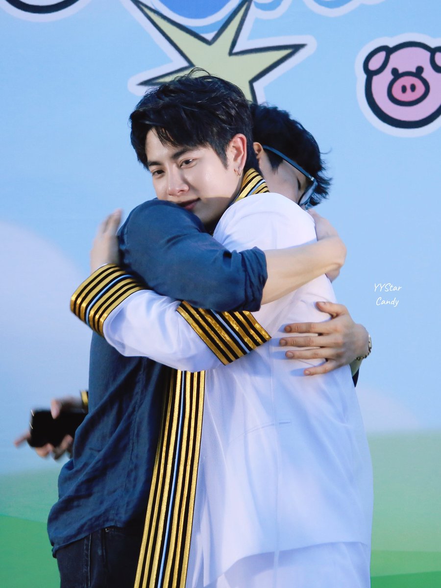 yystarcandy's tweet photo. เต็มรักมากก ก่อนลงเวลาพี่ขอน้องกอดอ่ะ แงงงงง 🫠🫠🫠🫠

#MIXXIWGraduationDay
#mixxiw​ @wixxiws 
#EarthMix #เอิร์ทมิกซ์
#EarthPirapat https://t.co/nw9JJ7dGOW
