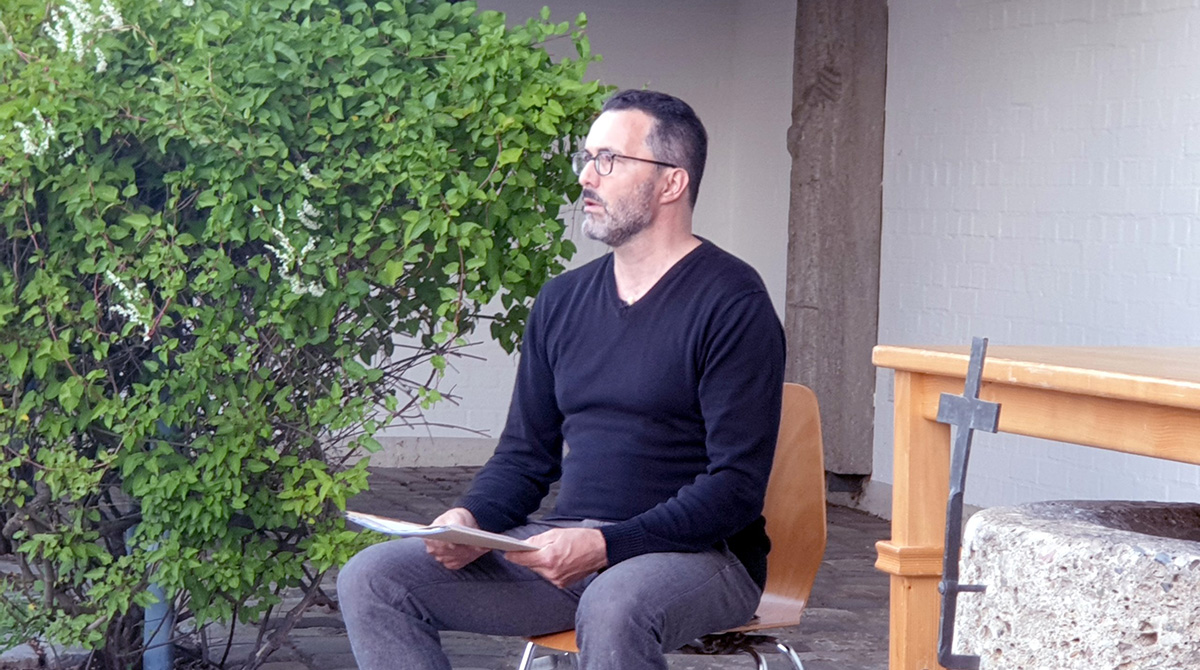 100. Aufführung des Theaterstücks „Abgerungen“

Ende September 2024 fand die 100. Aufführung des Solo-Theaterstücks ABGERUNGEN mit dem Schauspieler Bruno Lehan in der Pallottikirche in Vallendar statt. Rund 70 Besucher waren beeindruckt von der Darbietung und dem tiefgründigen