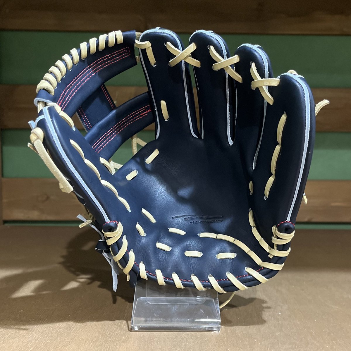 本日はグラブの紹介‼️

IpSelectセミオーダーグラブが入荷しました
・Ip.RD キャメル
・Ip.055 Nブラック

ラベルがかっこいいとスタッフ内で話題に🍀

サックスとキャメルの相性抜群ですね👍
Nブラックに映えるレッドも素晴らしい👏
#フォーリーフベース　#ipselect