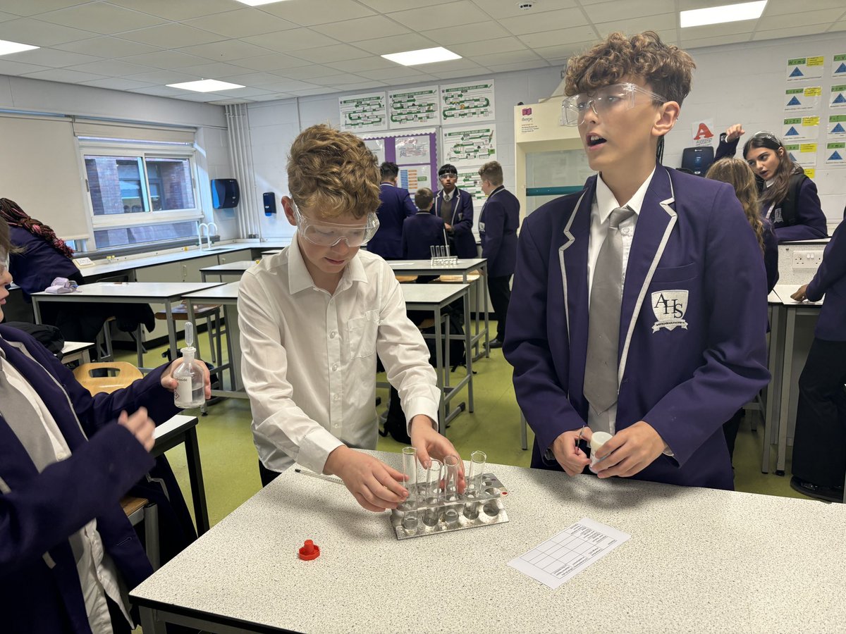 What an absolutely amazing lesson #TeamYear8 had with Mr Darby! 🧪
