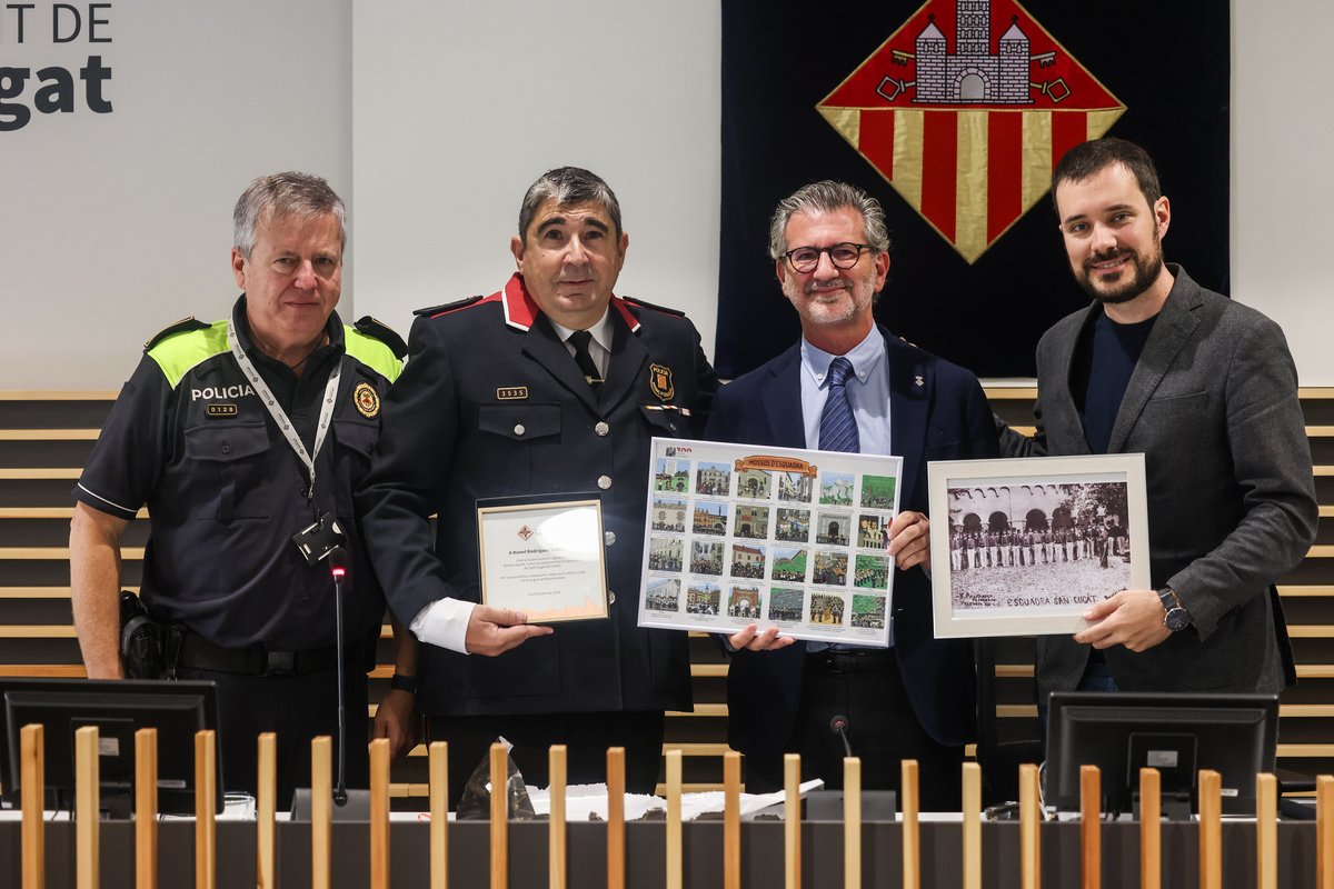 ajsantcugat's tweet image. L&apos;Ajuntament ha ofert aquest matí una recepció institucional al sotsinspector en cap de la comissaria dels @mossos d&apos;Esquadra de Sant Cugat amb motiu de la seva jubilació.

L&apos;alcalde @josepmvalles ha agraït a Manel Rodríguez la seva dedicació a la ciutat durant prop de set anys.