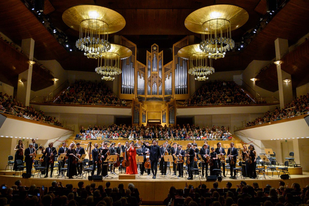 ¡Comenzó levantando a la orquesta con la Quinta de Shostakóvich y terminó con el público!
Currentzis volverá a La Filarmónica en las siguientes fechas:

🗓️26/03/2024 - Segunda de Mahler
🗓️27/03/2024 - Novena de Bruckner
🎟️ Entradas: lafilarmonica.es

#LFTemporada13