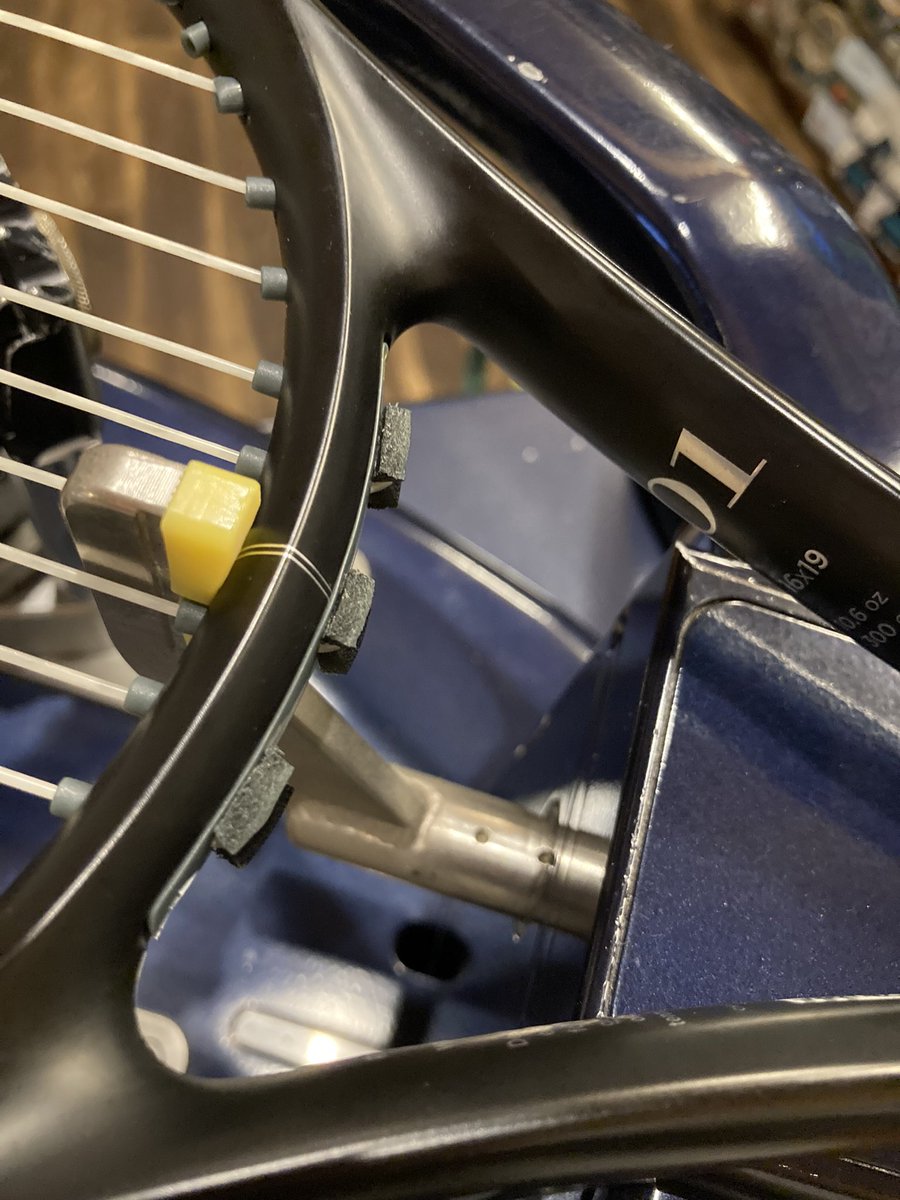 URS_tennis's tweet image. もしかして…平なのって…つけろって事なのか？🎾
#URS東苗穂 
#RF01