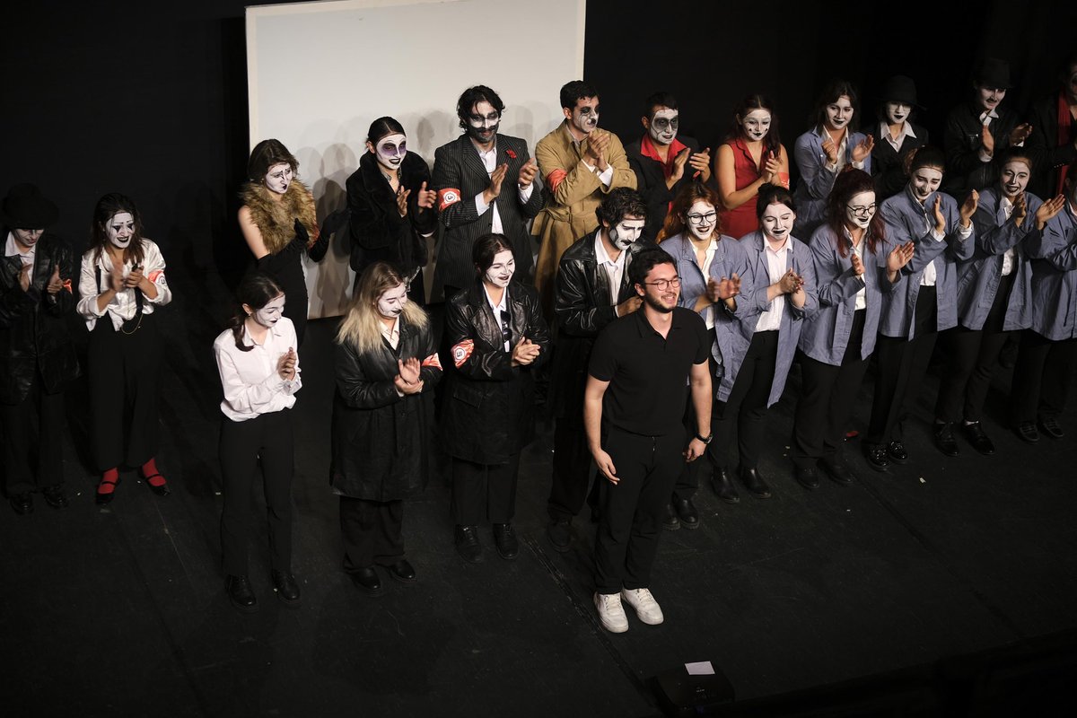 SBFTT's tweet photo. "Arturo Ui'nin Önlenebilir Yükselişi" adlı oyunumuza veda ettik. Bizimle birlikte olan herkese teşekkür ederiz. Yeni dönemde görüşmek üzere. Takipte kalın✨🎭🫶✨ https://t.co/6Ees8fK4hd