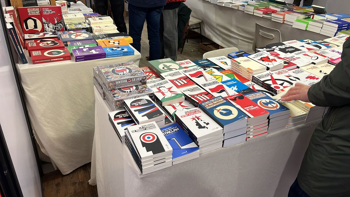 Un sympathique clin d'oeil du camarade <a href="/StphaneDupont15/">Stéphane Dupont</a> <a href="/aphglanguedoc/">APHGLanguedoc-Roussillon</a> qui me signale que l'on trouve toujours la croisade de Robert Ménard en bonne place sur les tables de <a href="/LibertaliaLivre/">Éditions Libertalia</a> aux <a href="/rdvhistoire/">Rendez-vous-histoire</a> de Blois. Bon festival à tous !