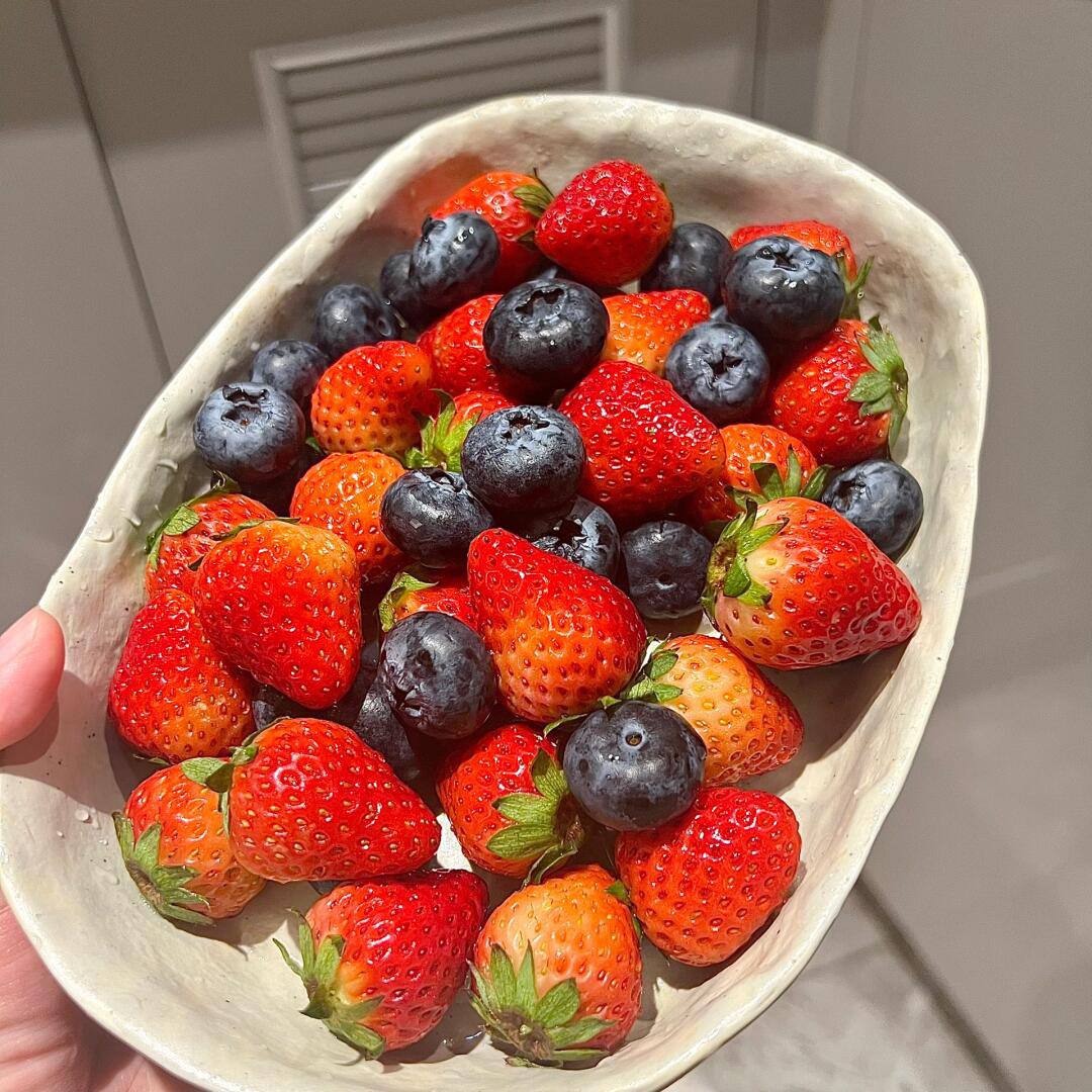 fbdjddbddj's tweet photo. 洗水果 🍓🫐
冬日莓烦恼组合
大颗纯甜的蓝莓🫐➕草莓🍓
这个组合我真的是太喜欢啦 https://t.co/zc4ryoY7lc