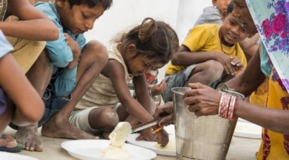 charwak_gautam's tweet image. &quot;भूख फिरती है मेरे मुल्क में नंगे पाँव...
रिज़्क़ जालिमों की तिजोरी में छुपा बैठा है!&quot;

लोगों को भूखे रखकर किसी देश का विश्व गुरु बनना आसान तो नहीं।

#WorldHungerIndex 
#hunger_strike_tuesdays 
#विश्व_भूख_सूचकांक