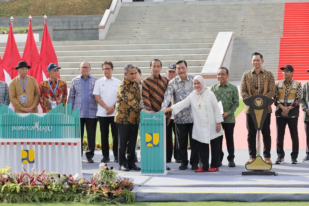 Hari ini adalah momen bersejarah, di mana kita menyaksikan peresmian Istana Negara di Ibu Kota Nusantara, sebuah simbol menuju Indonesia yang lebih maju di abad ke-21. Atas nama Kementerian ATR/BPN, secara langsung saya menyerahkan Sertipikat Hak Pakai No. 11 dengan Nomor Induk