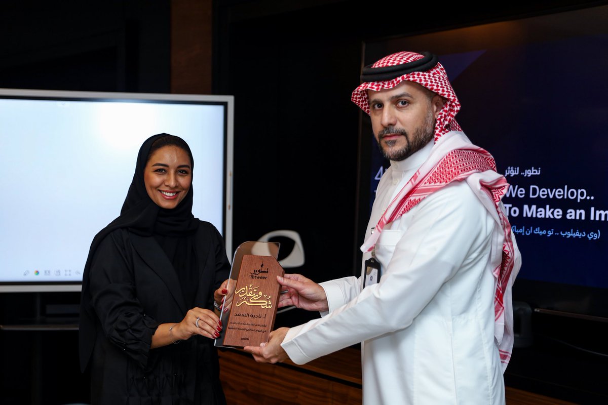 نادية السعد| Nadiah Alsaad (@nadiaa_s) on Twitter photo تشرفت بتقديم ورشة عمل بمناسبة #اليوم_العالمي_للصحة_النفسية في شركة<a href="/Tatweerksa/">Tatweer - تطوير</a> ، حول كيفية الموازنة بين الحياة و العمل
سررت بالتفاعل الإيجابي والمشاركة الفعالة من الموظفين
سررت أكثر لما رأيت من حرص القادة و خصوصاً الأستاذ <a href="/BANDAR_ALSAFEER/">بندر بن محمد السفيّر</a> في شركة <a href="/Tatweerksa/">Tatweer - تطوير</a> على مثل هذه المبادرات تشرفت بتقديم ورشة عمل بمناسبة #اليوم_العالمي_للصحة_النفسية في شركة<a href="/Tatweerksa/">Tatweer - تطوير</a> ، حول كيفية الموازنة بين الحياة و العمل
سررت بالتفاعل الإيجابي والمشاركة الفعالة من الموظفين
سررت أكثر لما رأيت من حرص القادة و خصوصاً الأستاذ <a href="/BANDAR_ALSAFEER/">بندر بن محمد السفيّر</a> في شركة <a href="/Tatweerksa/">Tatweer - تطوير</a> على مثل هذه المبادرات
