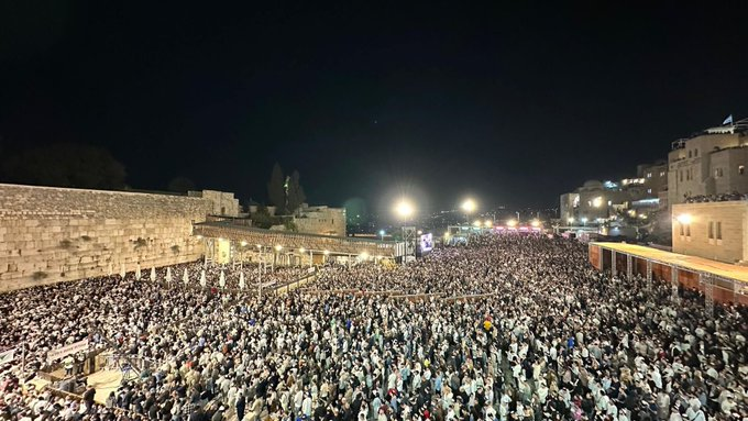 Sanaya10998's tweet image. That's how it was last night in Jerusalem. And the people of Israel continue to live.

#Jerusalem #Israel #LifeInIsrael #IsraeliSpirit #Unity
