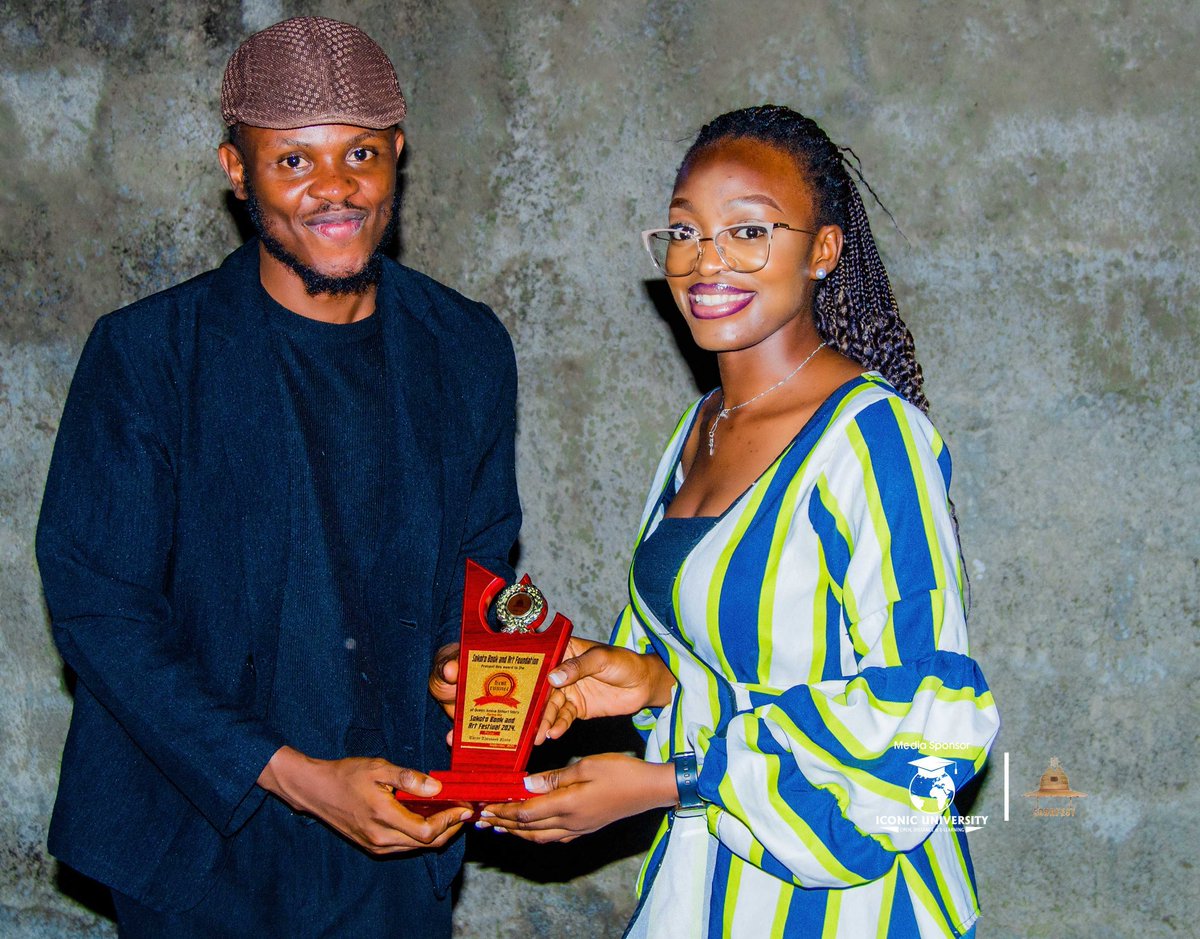 soba_fest's tweet image. Eunice proudly accepted the award for second place in the Queen Aminah Short Story Competition. Although the first-place winner and second runner-up couldn't attend, Eunice’s dedication and talent were celebrated on this memorable night. 🎉📖
#QueenAminahShortStoryAward