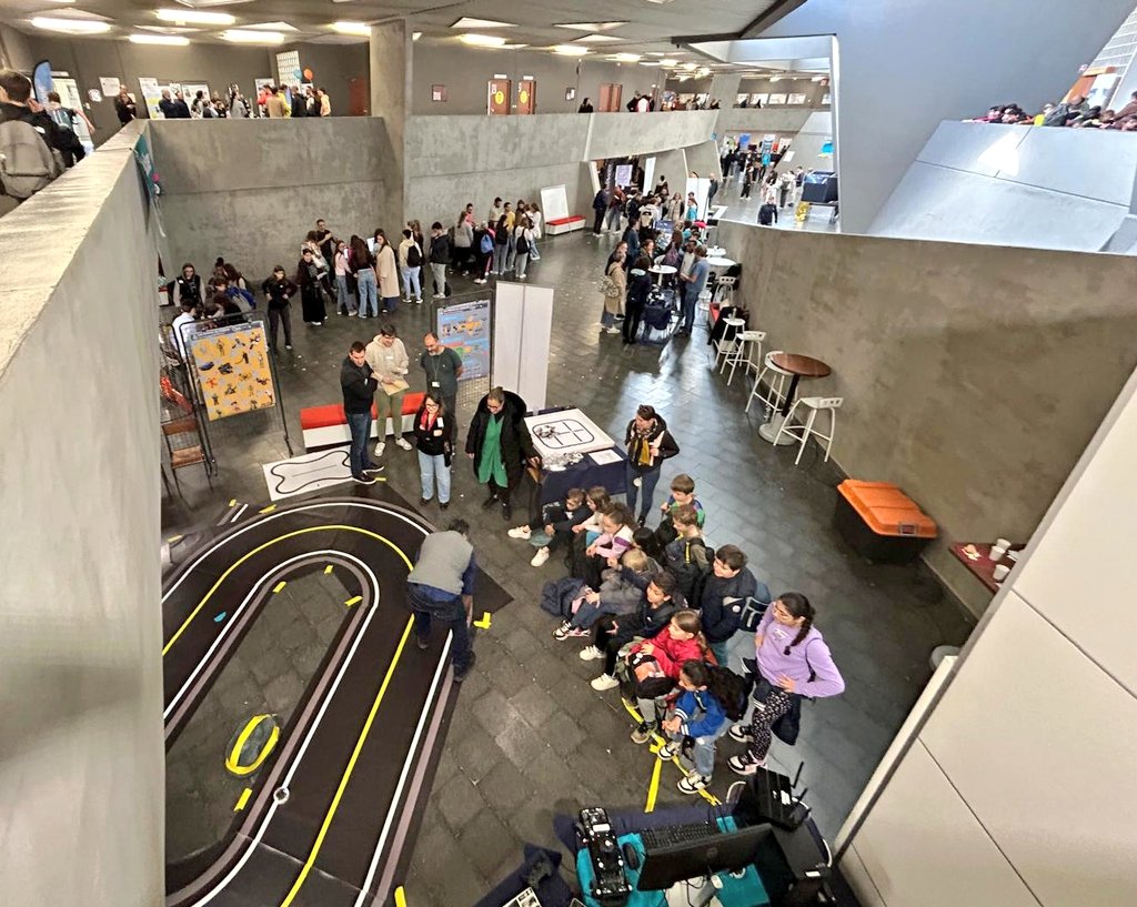 Inria_Nancy's tweet photo. La #FDS2024 se poursuit 🥳 Ouverture des festivités à la @FstNancy avec l'accueil de nombreux scolaires. Robotique, santé, cybersécurité, mathématiques : des ateliers ludiques animés par des scientifiques du centre @Inria &amp; @labo_Loria pour décrypter les sciences du #numérique 🕵️‍♀️ https://t.co/oDgwEwGAsq