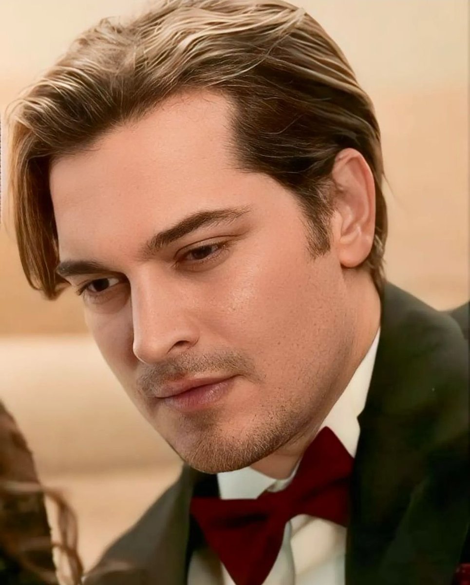 VHazcagforever's tweet photo. @lufratric @cagatayyfanclub @cagatayyfanclub #çagatayulusoy #tambircentilmen #saygin #nehir #ebrusahin un auténtico caballero nuestro bello bombón 🤴👑🧿🇹🇷❤❤❤❤ https://t.co/WlAkPU8Svb
