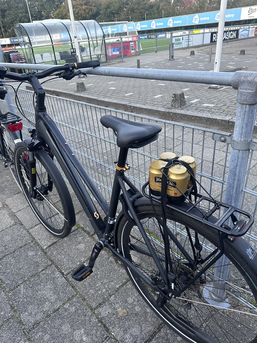 joskeijsper's tweet photo. Even een biertje halen bij de autivoetbal! #auti #voetbal #alkmaar https://t.co/2XppNFH7ID