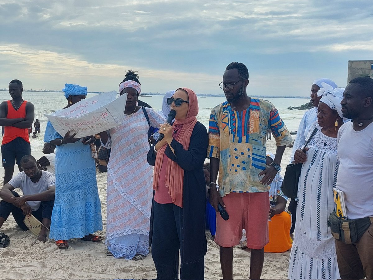 Jalila, qui a perdu 2 fils en mer, s'exprime lors de la #CommemorAction : 

"En mon nom et au nom de toutes les mères qui ne peuvent être présentes : nous demandons à la mer de nous envoyer un message de nos fils. Nous vivons une situation douloureuse, mais nous sommes fortes."