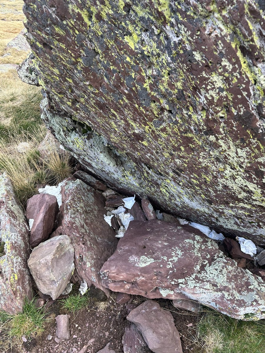 Difícil de entender cómo hay gente que hace fuego  en la montaña y/o deja basura. Cada vez es más habitual verlo. 
Por qué no lo hacen en el salón de su casa?
📍 Ibones de Anayet