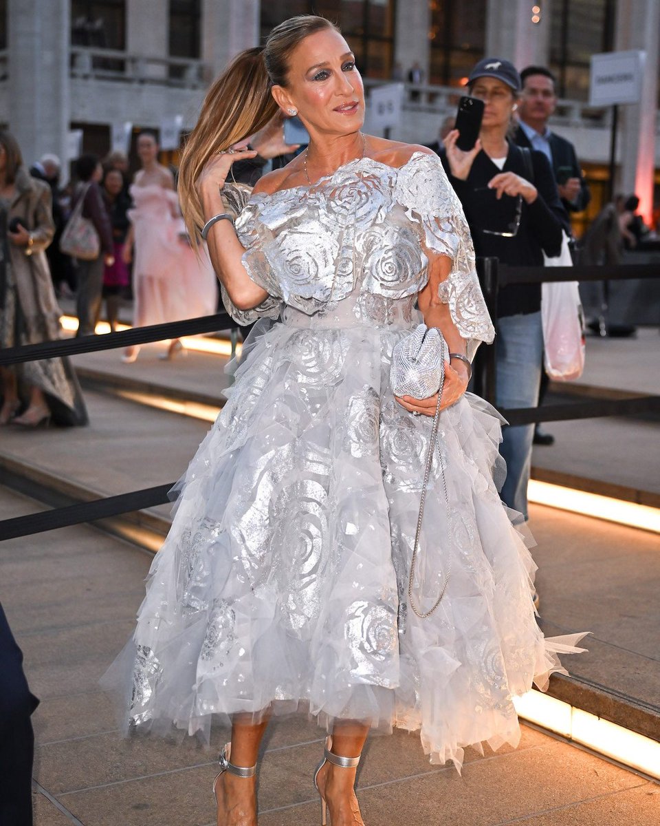 VOGUE_Germany's tweet photo. #SarahJessica Parker in New York City. Ihre bisher schönsten Red-Carpet-Looks zeigen wir hier ➡️ https://t.co/A91Nz2PESI
#voguegermany #sjp #carrie https://t.co/jSYYDFKX5Y