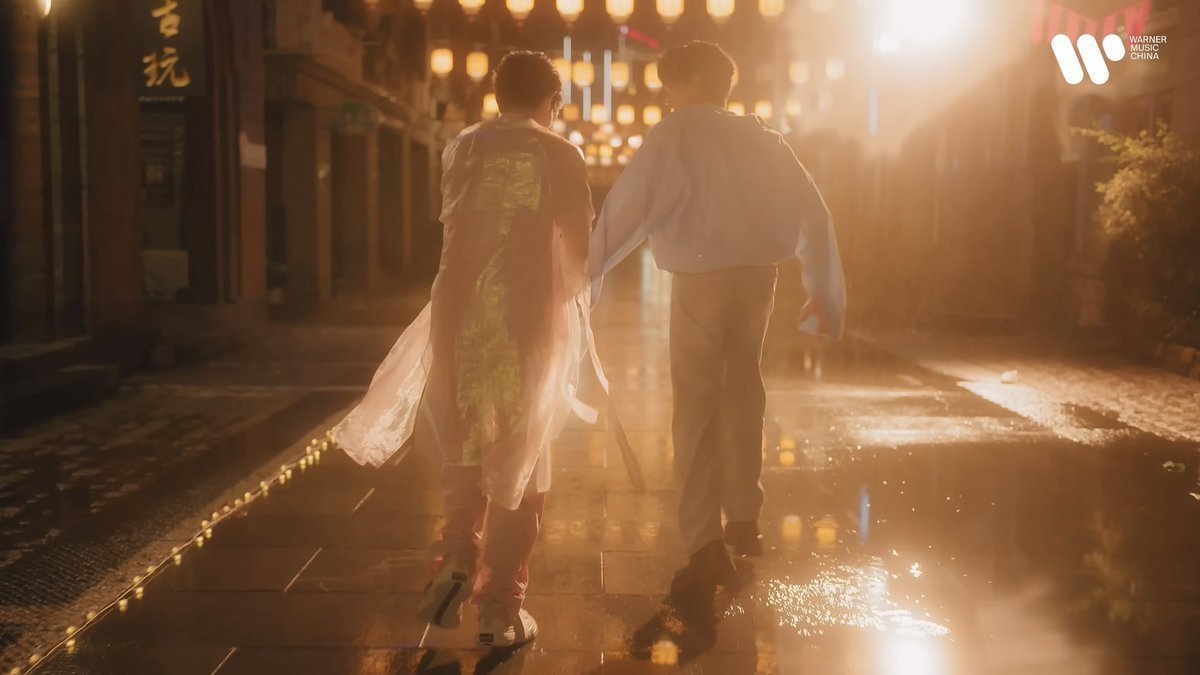 ppeachche's tweet photo. MV มู้ดสวยมาก โดยเฉพาะฉากนี้ มันดูโรแมนติกจังเลย เขินแทนทั้งคู่เลย รีเลทสถานที่กับเพลงอบอุ่นของที่เตอร์อีก แต่ให้อีกความรู้สึกนึง สวย สดใส น่ารัก ยิมเป็นอบอุ่นที่ควรค่าแก่การทะนุถนอมสุดๆ
#HowihideYim #Mynameis_yim https://t.co/jB8S40hlxk