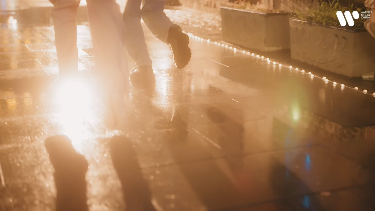 ppeachche's tweet photo. MV มู้ดสวยมาก โดยเฉพาะฉากนี้ มันดูโรแมนติกจังเลย เขินแทนทั้งคู่เลย รีเลทสถานที่กับเพลงอบอุ่นของที่เตอร์อีก แต่ให้อีกความรู้สึกนึง สวย สดใส น่ารัก ยิมเป็นอบอุ่นที่ควรค่าแก่การทะนุถนอมสุดๆ
#HowihideYim #Mynameis_yim https://t.co/jB8S40hlxk