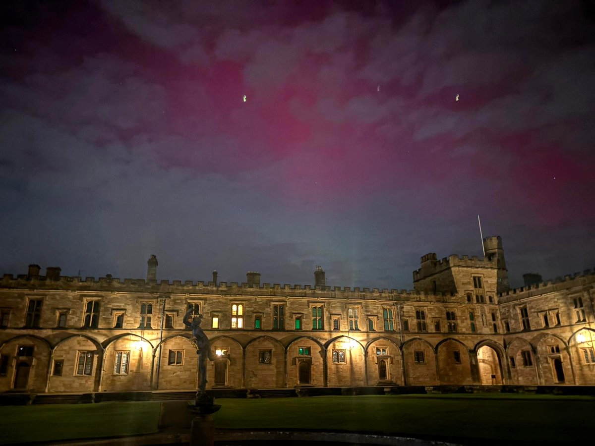 A big 'thank you' to our fresher Harvey Matthewman for sharing this gorgeous shot of the aurora borealis over Tom Quad last night! 

#NorthernLights #MuChChLove