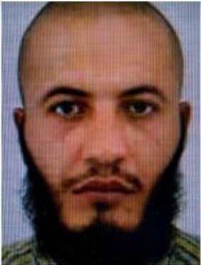 Geronimuslll's tweet photo. Voici Hassan, l’Iranien qui a voulu incendier le cinéma à #Krefeld (avec le public à l’intérieur).
Il est arrivé en #Allemagne en 2002, et possède 27 identités.
Il est également connu de la justice et a déjà fait de la prison. https://t.co/43SNS7pogr