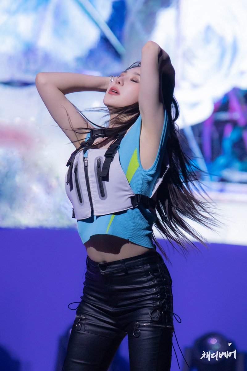 Chaedybear's tweet image. 최고의 K-POP 아티스트 채연이의 솔로 데뷔 2주년을 축하합니다!

#이채연 #채연 #LeeChaeYeon #chaeyeon 
#여니왔어요