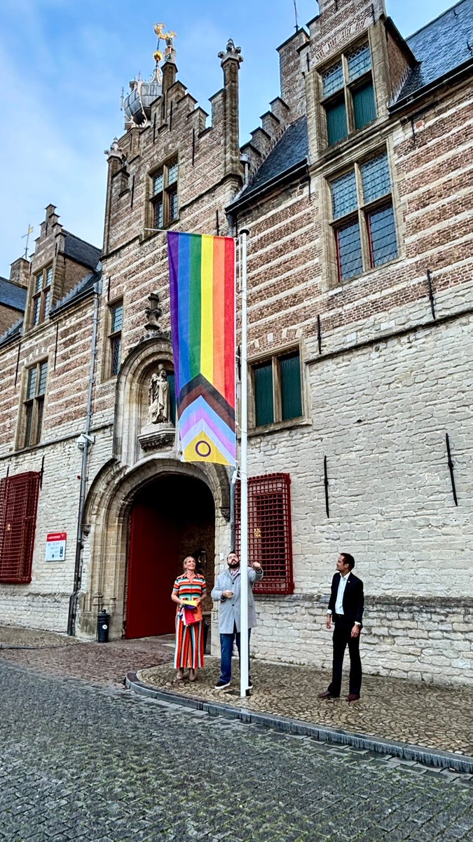 🏳️‍🌈💗𝗖𝗼𝗺𝗶𝗻𝗴 𝗢𝘂𝘁 𝗱𝗮𝘆 𝟮𝟬𝟮𝟰

Gisteren opende <a href="/Margo_Mulder/">Margo Mulder</a> de Coming Out Evening in <a href="/GebouwT/">Gebouw-T</a>. Vandaag hees ik de Coming Out vlag bij het Markiezenhof en het Oude Stadhuis.