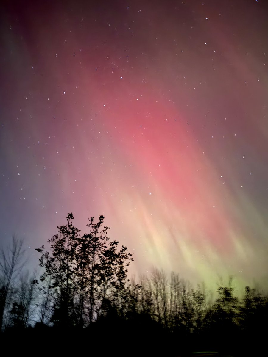 kadwaasachhh's tweet photo. Captured the magic of the aurora borealis at Harrington Beach State Park! 🌌 Lucky enough to capture it between 11 PM and 1 AM on Oct 11.
Truly a breathtaking moment. #NorthernLights #AuroraBorealis #Wisconsin #nightsky #Aurora #harringtonbeach #WISN #wiwx https://t.co/itnfyEWcne