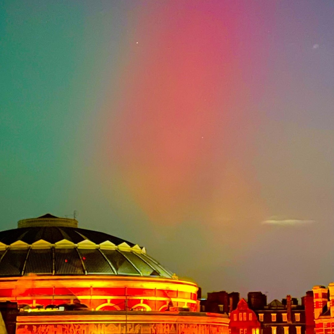 We spotted the Northern Lights in...South Kensington, of all places 🌃

Taken from the level 8 balcony of the Blackett Laboratory by our Physics Society and Astronomical Society 🔭 #AuroraBorealis