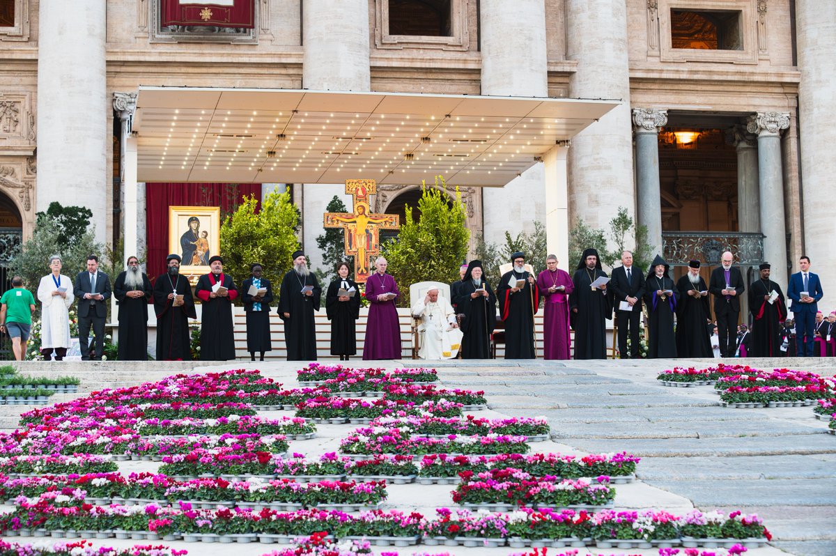 As a follow up to the prayer vigil <a href="/Together2023/">Together | Gathering of the People of God</a> one year ago, there will be tonight an ecumenical prayer in Rome: it will start at 7pm close to St Peter’s Basilica and it will be live-streamed by <a href="/VaticanNews/">Vatican News</a> 
📽️youtube.com/watch?v=Xm1kA_…
#PrayingTogether #Synod2024