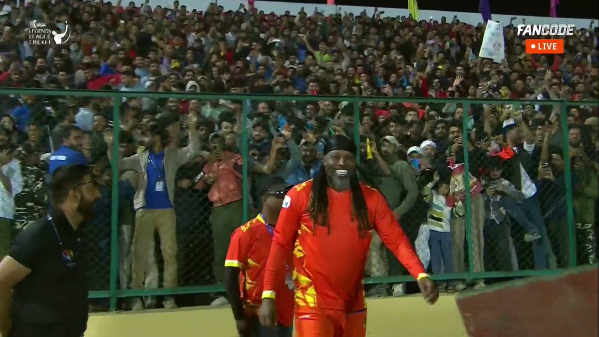 mufaddal_vohra's tweet photo. Chris Gayle thanking the Srinagar crowd for their attendance! ⭐ https://t.co/b7AbUKT8hJ