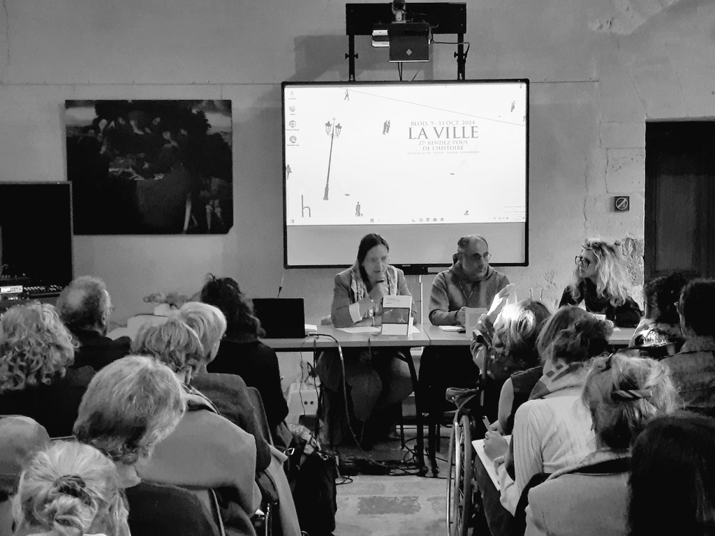 ens_editions's tweet photo. [🔴 En direct #RVH2024]
Beyrouth ville inquiète. Lectures croisées d'une ville au temps des crises et des catastrophes 
Avec @MarieB0nte, @CAmmoun et @AnnesolangeMuis au @chateaudeblois pour les @rdvhistoire https://t.co/MNMSgv1xgZ