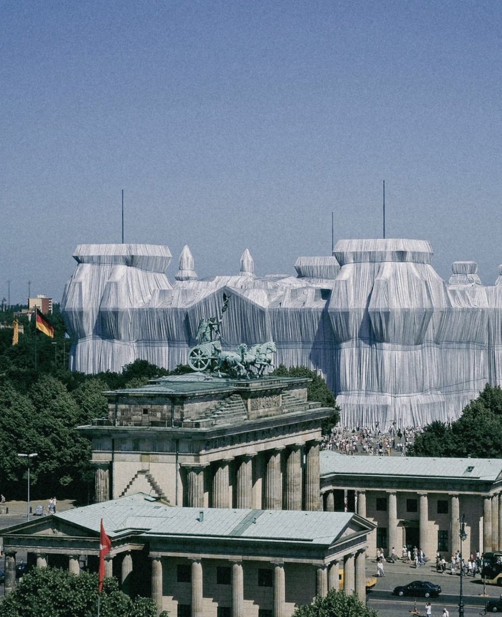 Retour en 1995, lorsque Christo et Jeanne-Claude emballaient le Reichstag à Berlin.