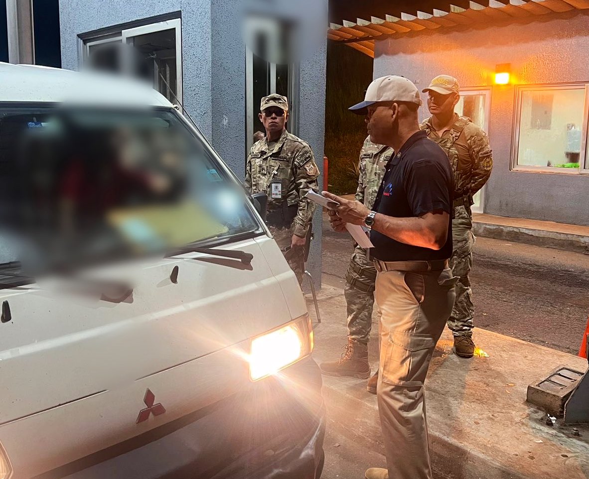 aeronavalpanama's tweet photo. 🚨La #PolicíaAeroportuaria, en conjunto con personal del #DPFA de @aduanaspanama, realizaron acciones operativas en la Terminal Aérea de Carga/Tocumen; dando con la retención de un vehículo, el cual mantenía mercancia sin liquidar.
Es remitido a las autoridades correspondientes. https://t.co/nXohDP65dI
