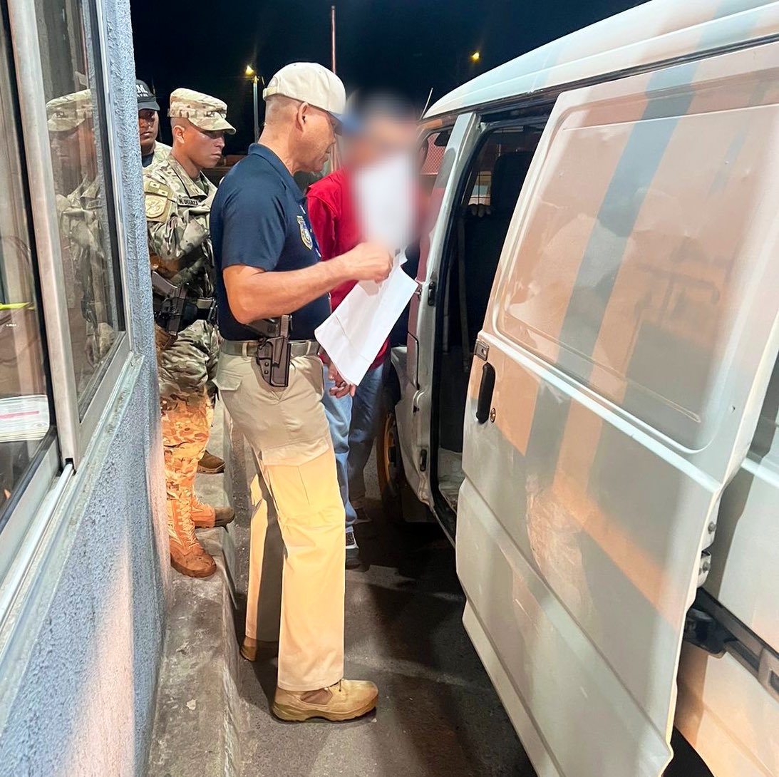 aeronavalpanama's tweet photo. 🚨La #PolicíaAeroportuaria, en conjunto con personal del #DPFA de @aduanaspanama, realizaron acciones operativas en la Terminal Aérea de Carga/Tocumen; dando con la retención de un vehículo, el cual mantenía mercancia sin liquidar.
Es remitido a las autoridades correspondientes. https://t.co/nXohDP65dI