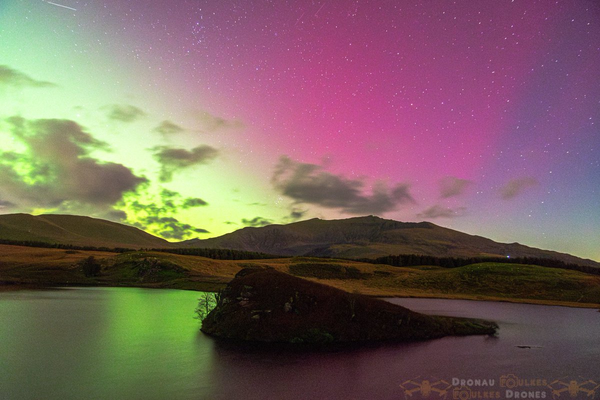 FoulkesDrones's tweet photo. Yr "Aurora Borealis" neithiwr o Llyn Dywarchen, DyffrynNantlle! 🏴󠁧󠁢󠁷󠁬󠁳󠁿

The Aurora Borealis last night from Llyn Dywarchen, Dyffryn Nantlle last night. 🏴󠁧󠁢󠁷󠁬󠁳󠁿

@Ruth_ITV
@DerekTheWeather @ITVWales @S4Ctywydd @ItsYourWales @carolvorders @ChrisPage90 @metoffice  @StormHour @VirtualAstro https://t.co/aMDt1z9Fv0