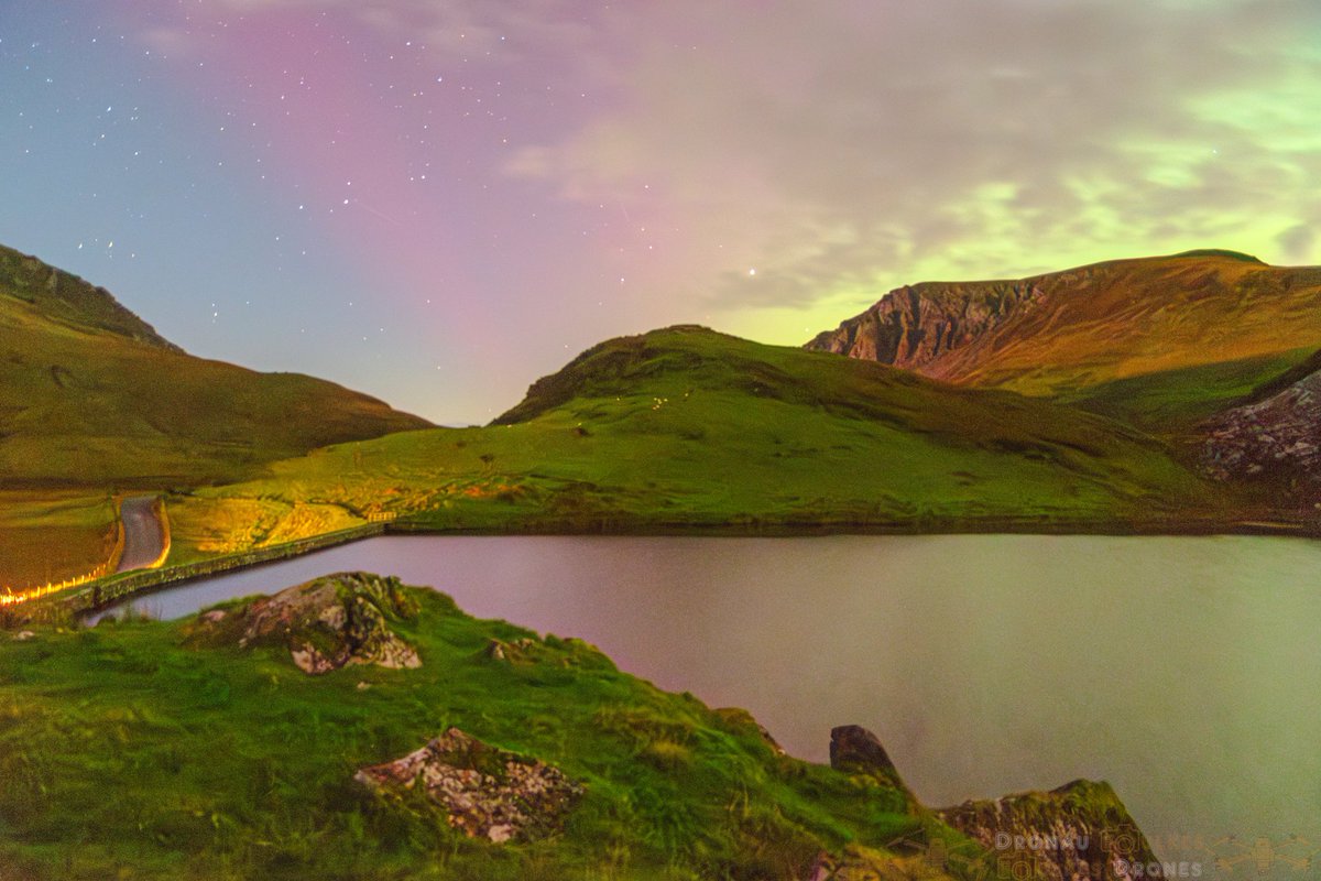 FoulkesDrones's tweet photo. Yr "Aurora Borealis" neithiwr o Llyn Dywarchen, DyffrynNantlle! 🏴󠁧󠁢󠁷󠁬󠁳󠁿

The Aurora Borealis last night from Llyn Dywarchen, Dyffryn Nantlle last night. 🏴󠁧󠁢󠁷󠁬󠁳󠁿

@Ruth_ITV
@DerekTheWeather @ITVWales @S4Ctywydd @ItsYourWales @carolvorders @ChrisPage90 @metoffice  @StormHour @VirtualAstro https://t.co/aMDt1z9Fv0
