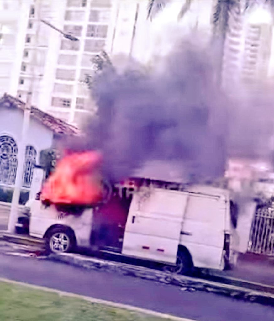 VOSTpanama's tweet photo. Rápida intervención del persona del @BCBRP que extingue vehículo incendiado cerca al Hospital del Niño. No se reportan heridos. https://t.co/Y9XHeix5SX