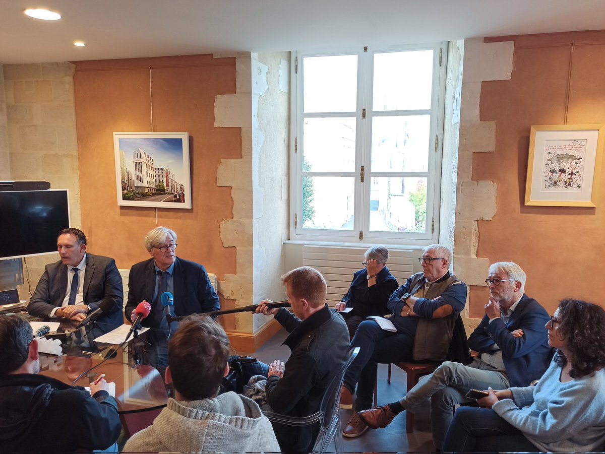 #LeMans Conf. de presse suite à l'annonce du plan d'austérité par le Gouvernement. 
13,8 M€ de confiscation des recettes par l'Etat (5,2M pour la ville et 8,6M pour la Métropole) = 1 Ehpad, 1 centre de santé, 3 crèches
➡️Pas de hausse des impôts locaux jusqu'à la fin du mandat.