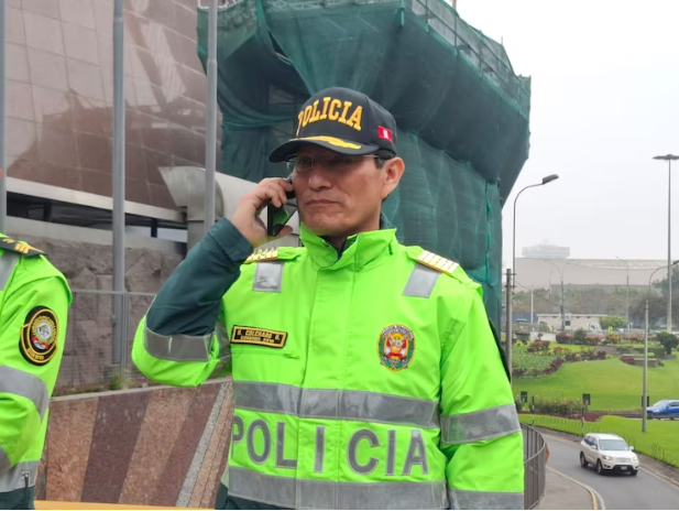 fabiiiup's tweet photo. El reciente envío del coronel Harvey Colchado a resguardar un puente en la Vía Expresa de San Isidro, en medio de manifestaciones, evidencia un intento de hostigamiento por parte del ministro del Interior, Juan José Santiváñez. (1/3) https://t.co/Y7GirTzhmO