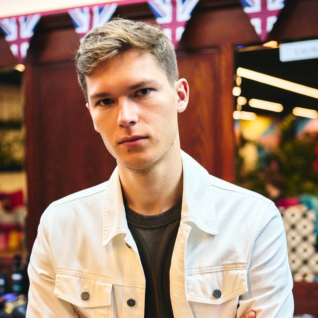 PallMallBarbers's tweet image. Looking for a sophisticated and timeless look? Try the Ivy League haircut from Pall Mall Barbers London, inspired by the prestigious universities of the same name.

Learn more in the comments.

#barber #barbershop #barberslondon #pallmallbarbers #london