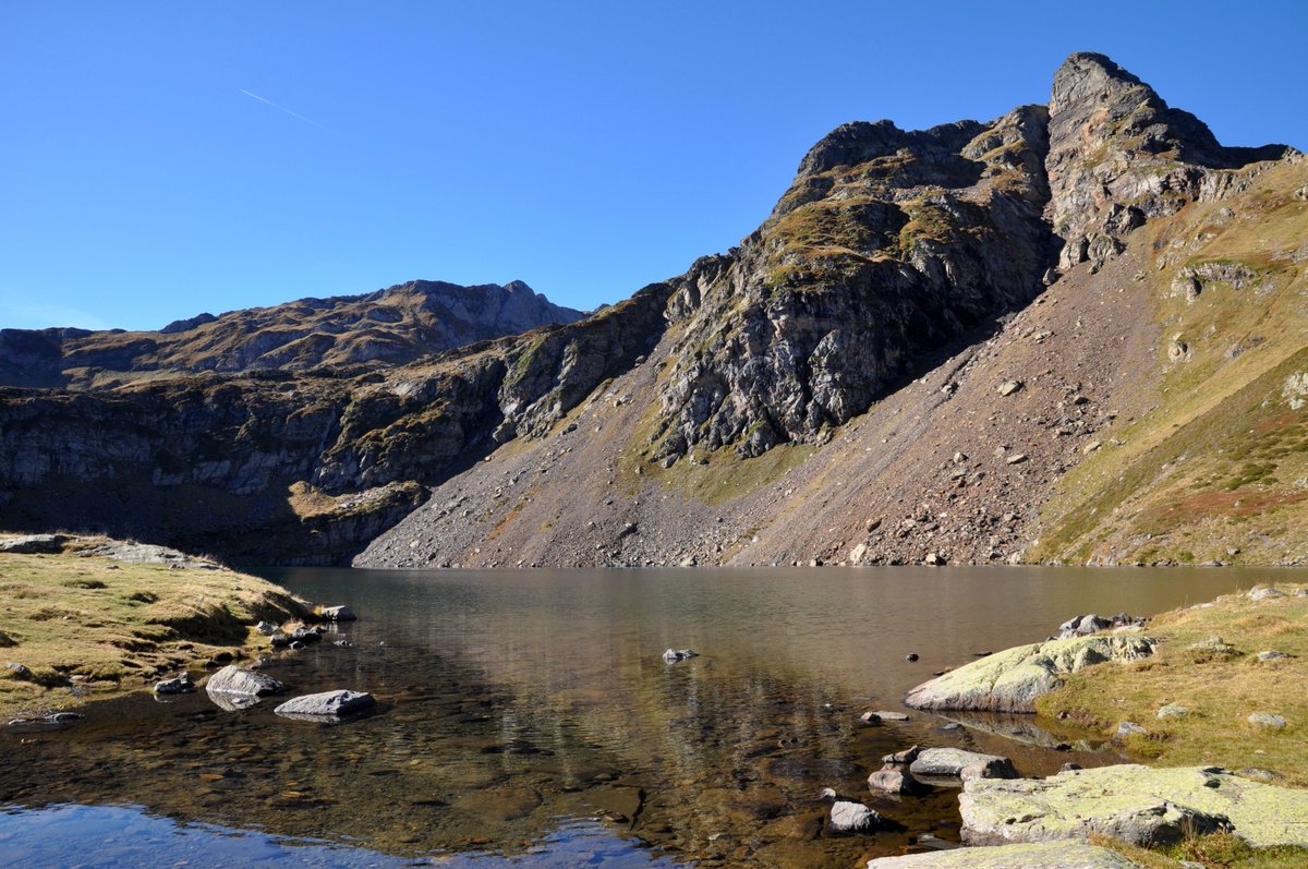 Senpertar's tweet image. Jolie boucle dans le massif calcaire de Gourette où il y en a pour tous les goûts, les amoureux de lacs comme les amoureux de panoramas.
randopyrenees.blogspot.com/2024/10/pic-sa…
1100D+ 12km 5h30
#pyrenees #ossau #baladesympa #paysage #montagne #rando #automne
