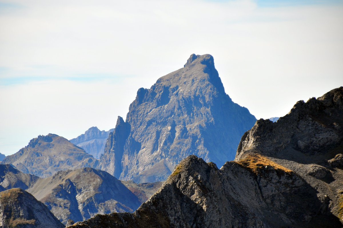 Senpertar's tweet image. Jolie boucle dans le massif calcaire de Gourette où il y en a pour tous les goûts, les amoureux de lacs comme les amoureux de panoramas.
randopyrenees.blogspot.com/2024/10/pic-sa…
1100D+ 12km 5h30
#pyrenees #ossau #baladesympa #paysage #montagne #rando #automne